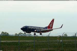 B-737 Sky Europe v ostnatém drátu