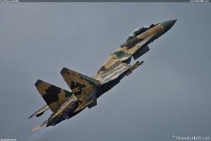 Su-35 počas búrky