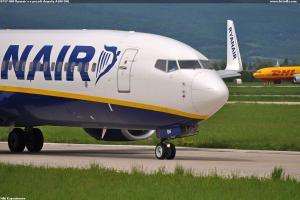 B737-800 Ryanair a v pozadí skapatý A300 DHL