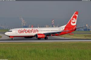 B737-800 a v pozadí rafinéria OMV